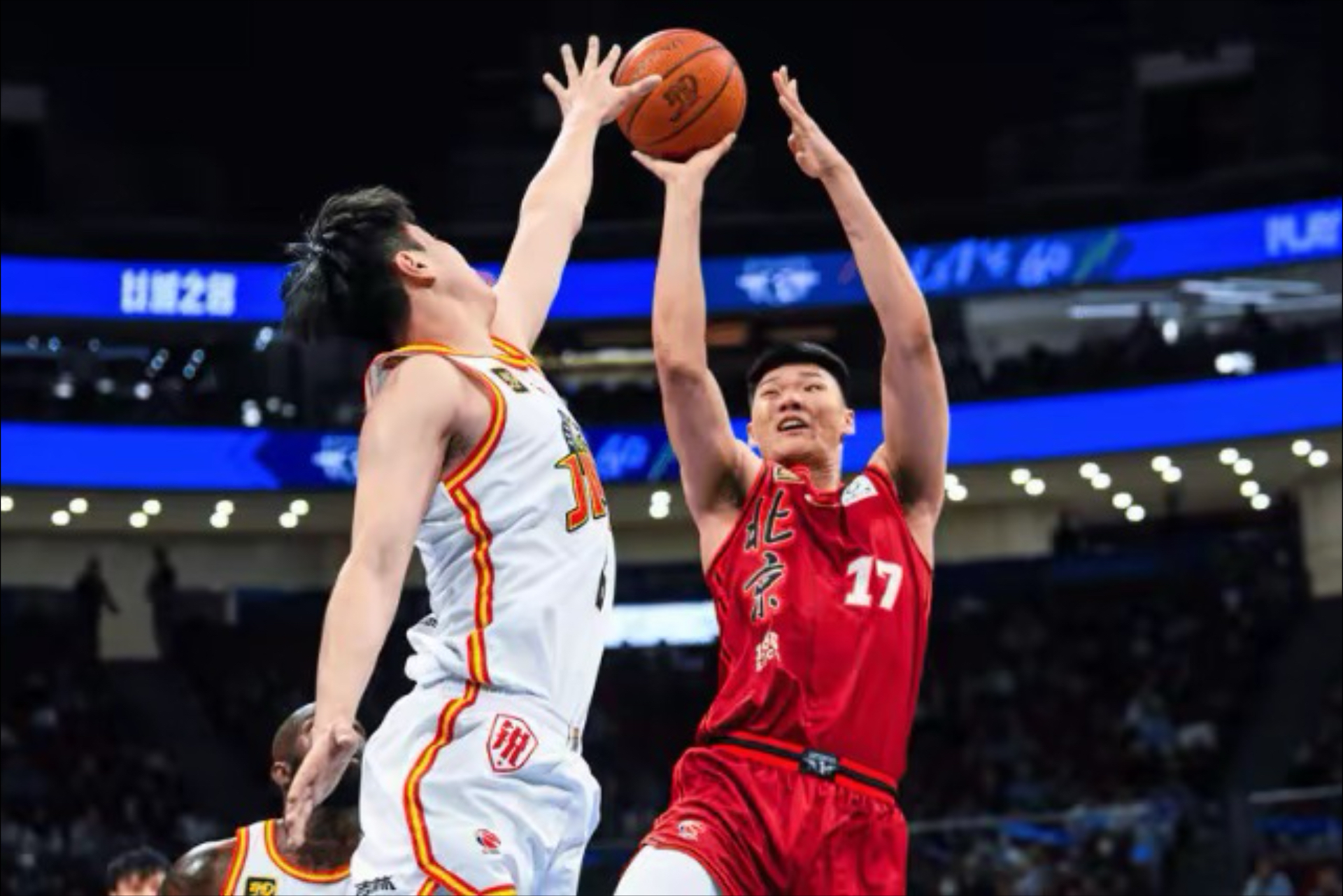 od体育链接-包含CBA赛场上再现激烈对抗，球员争分夺秒的词条