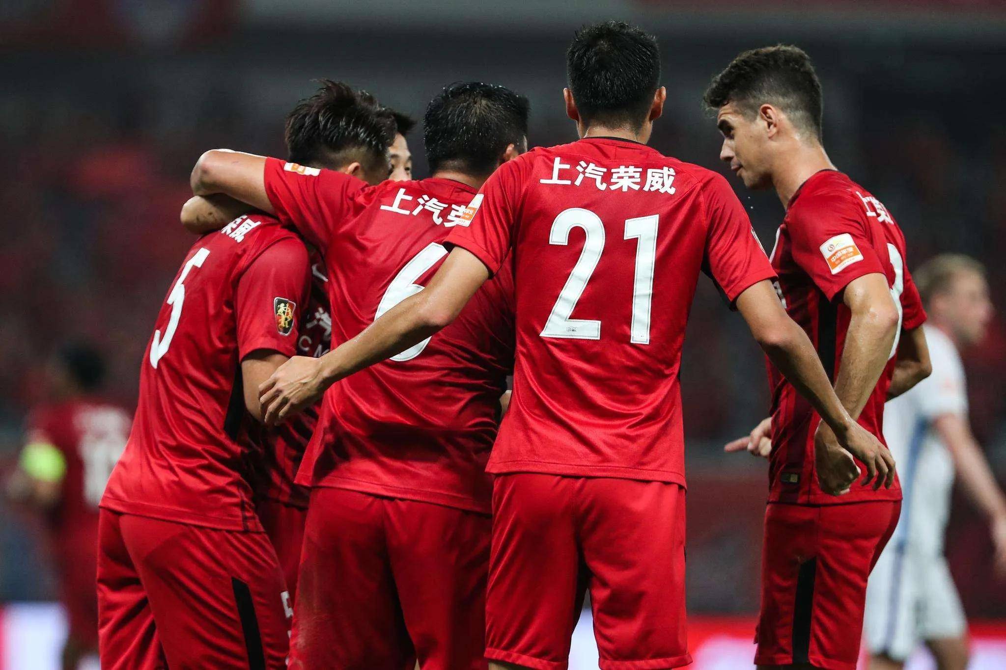 上港击败鲁能,成功卫冕球队拥抱 上港击败鲁能,成功卫冕球队拥抱