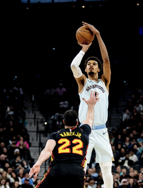 od体育竞技-关于老鹰客场力克马刺，特雷杨砍下+助攻的信息