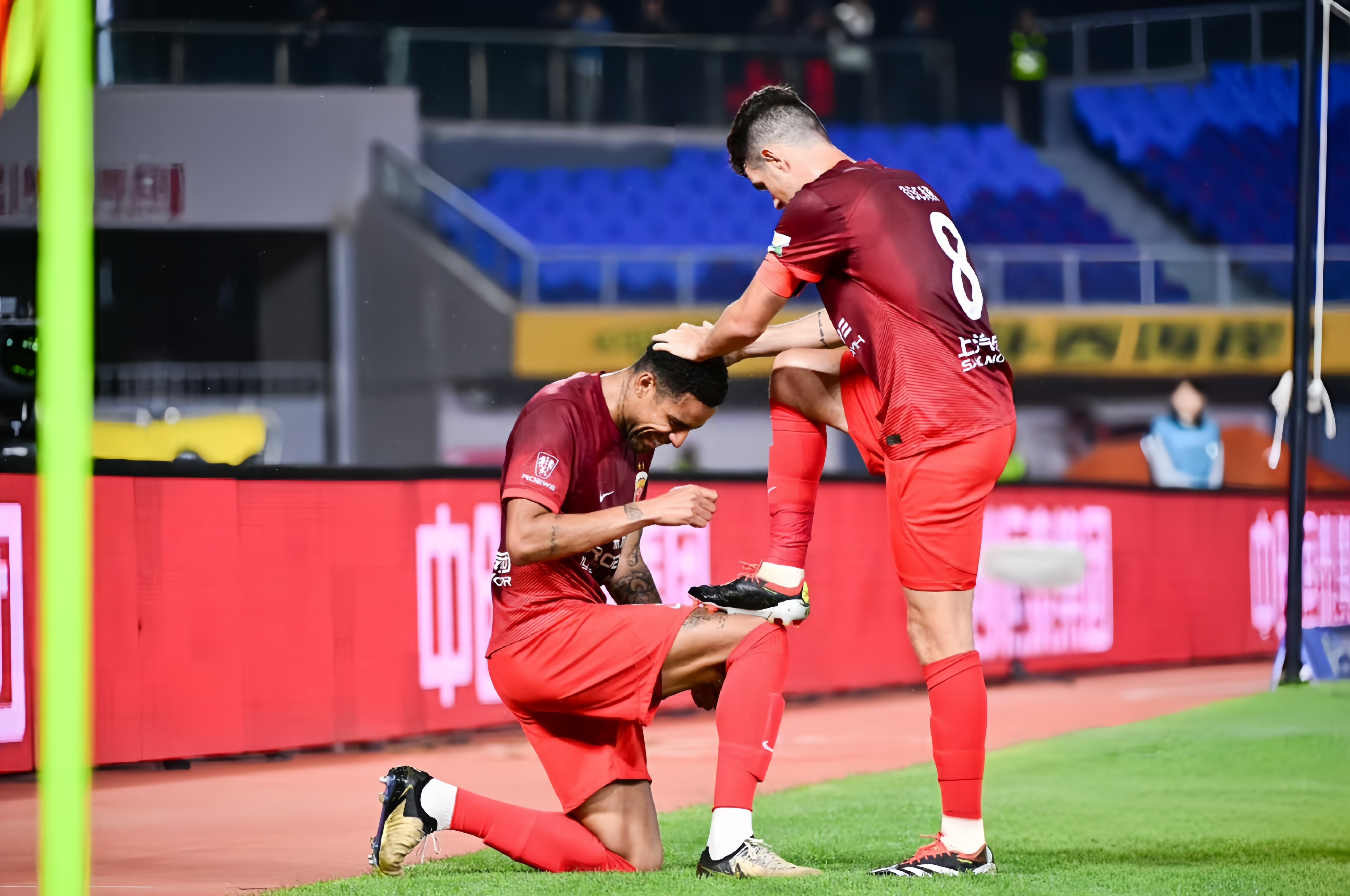 精彩比赛激动人心,球迷掌声雷动! 精彩比赛激动人心,球迷掌声雷动!