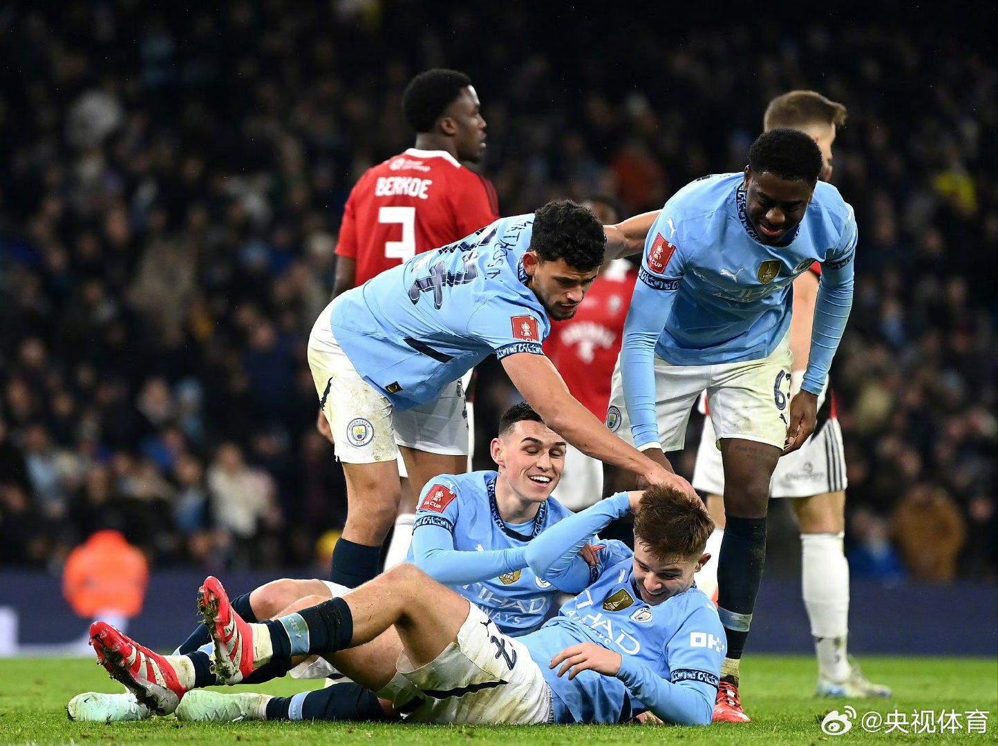 曼城惨败出局,欧冠之路悲情收场 曼城惨败出局,欧冠之路悲情收场